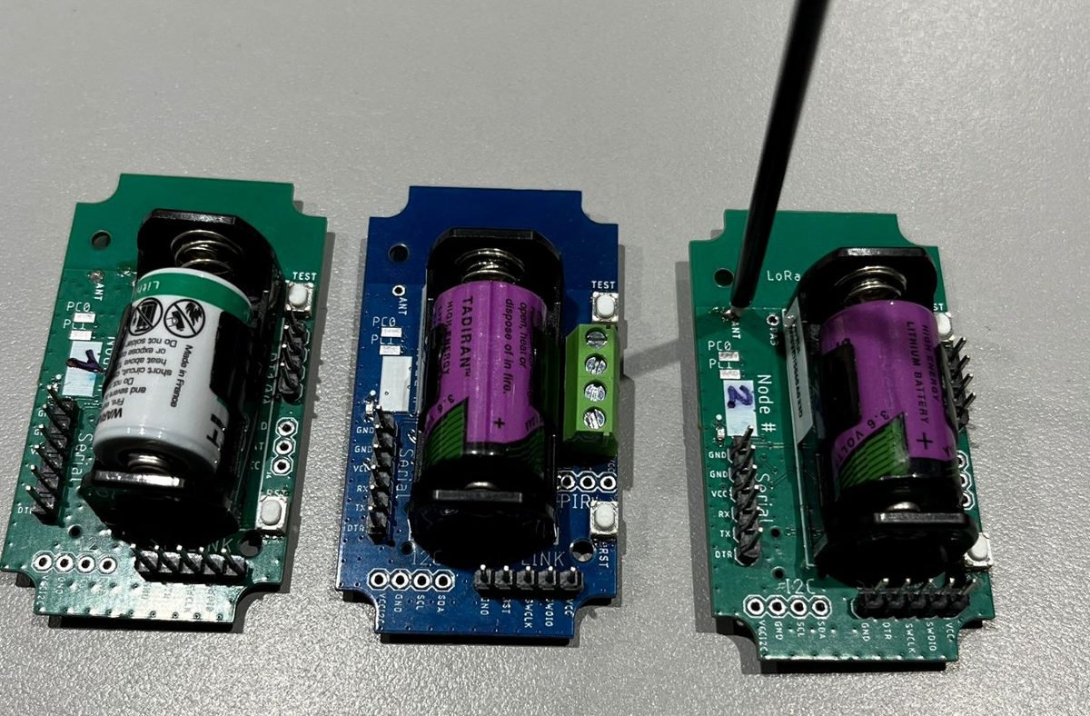 Drei MoniCore M1 Platinen aus der eigenen Entwicklung mit Batterie Größe D